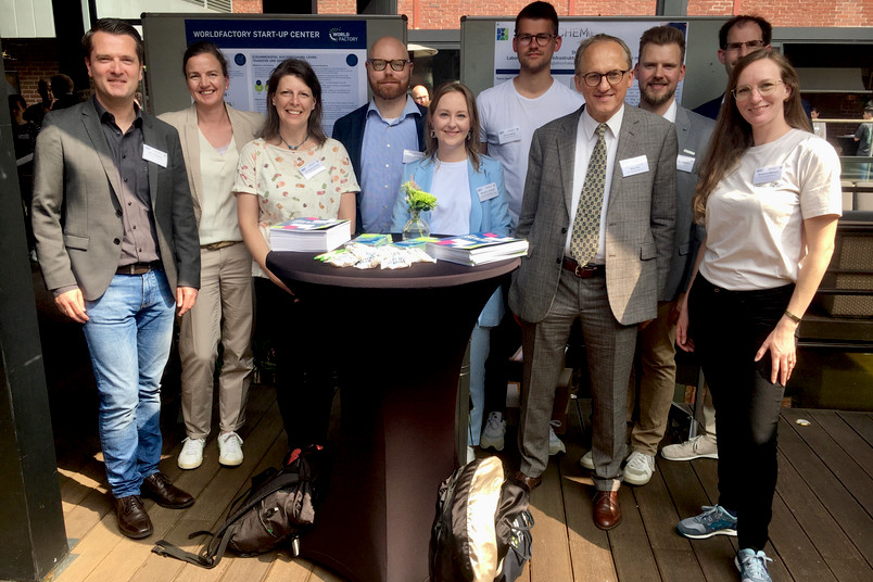 Vergangene Woche waren wir beim #ESCNRW-Kongress in Düsseldorf 🚀 Als eines der sechs Exzellenz Start-up Center NRW stellten wir dort unsere Arbeit vor und zeigten unsere Erfolge der letzten Jahre auf. Mehr dazu ➡ news.rub.de/transfer/2023-…
📸WORLDFACTORY Start-up Center