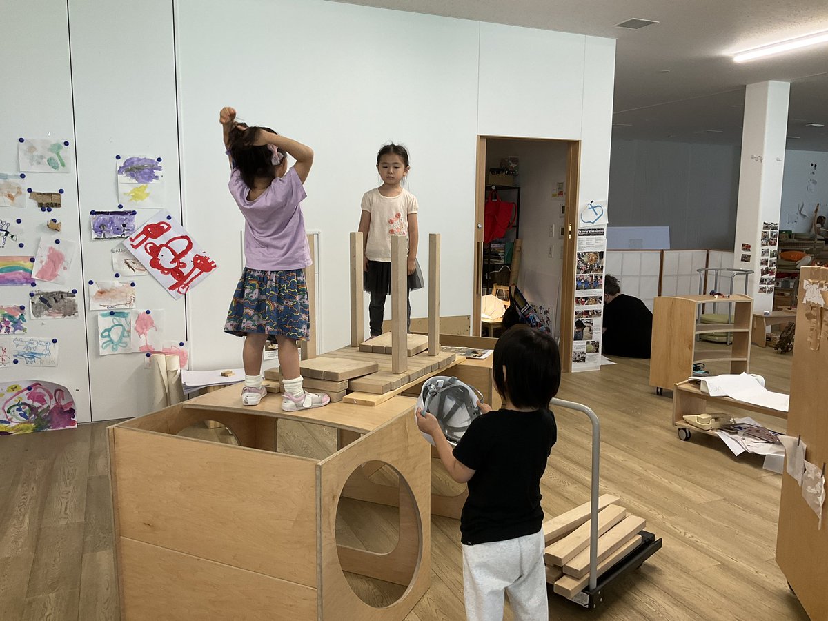 YIS_ELC's tweet image. 3 days till exhibition: preparations are ongoing as the group rearranged and prepares the space for our guests. Rich discussions about what people would like to see? How can we display all our creations? Where will all our photos go? #pyp #yislearning