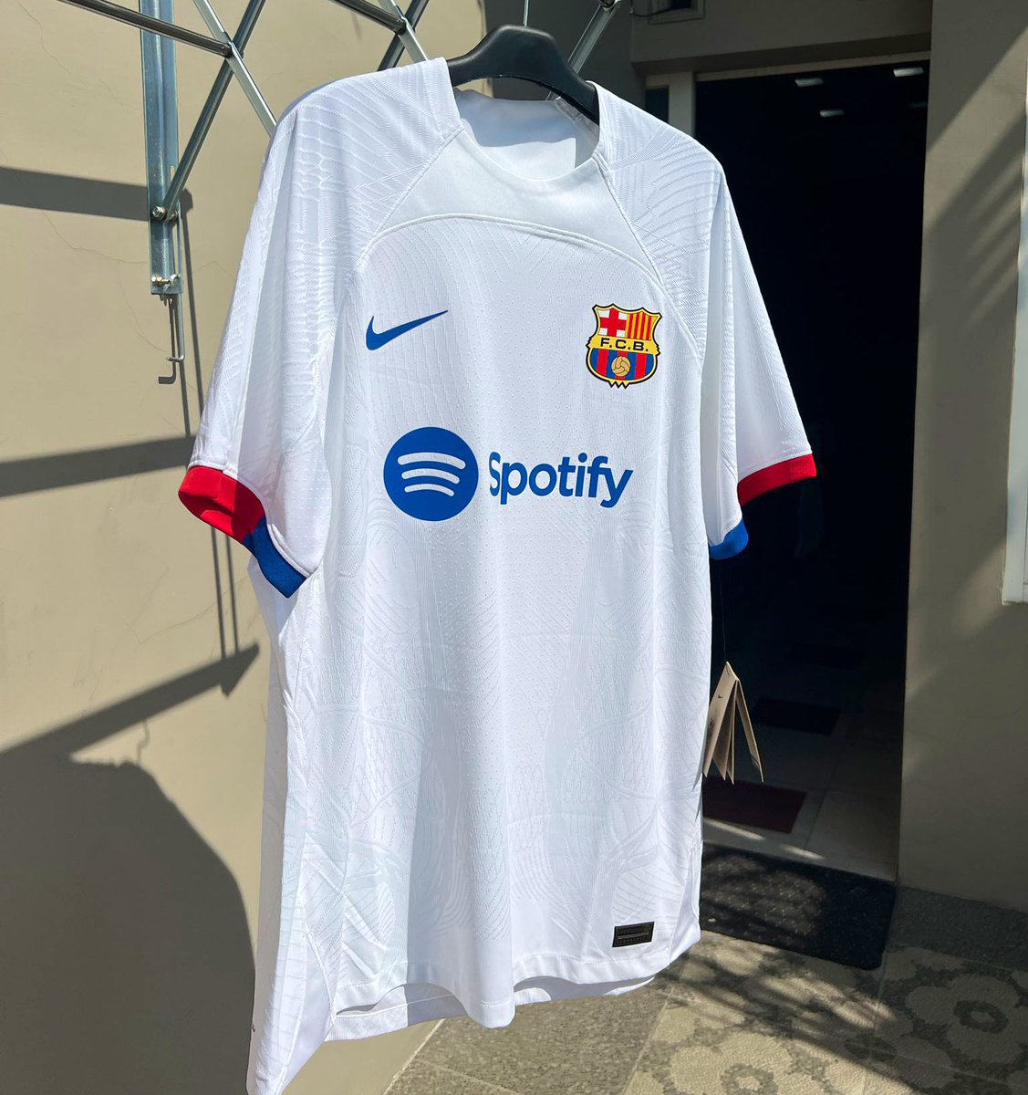 VisionBlaugrana's tweet photo. 👕 Le maillot extérieur de la saison 2023-24 🍗🥲 https://t.co/5tfny3DGWK