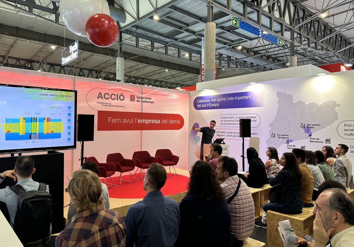 expoquimia's tweet photo. Empiezan los #pitch en el Tech Transfer & Innovation Area en el stand E81 de @accio_cat. 🔛
Descubrimos proyectos del #SectorQuímico de @SunCoChem_EU, @licrox_project, @bizeolcat, #Sea4Value, #GLOO y @NanomolGroup.
Compartimos experiencias con profesionales de la industria.🧪 https://t.co/9qgO1w1mvb
