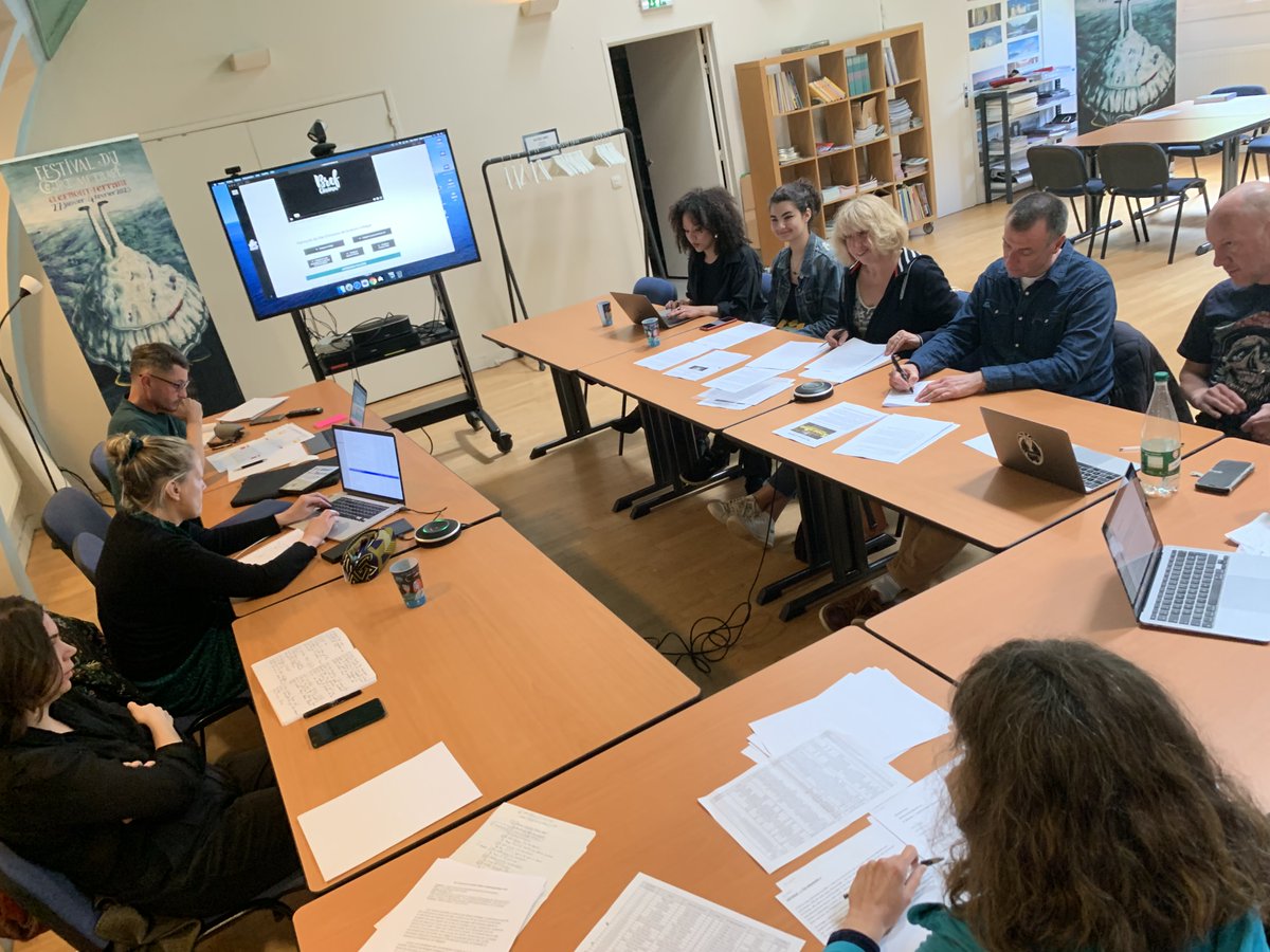 📽️La qualité s'est déclinée aussi en mode quantité au 25eConcours de la jeune critique cinématographique, annuel concours organisé dans le cadre  du @ClermontISFF en partenariat avc la FAV. Longue vie au court🙏 ⤵️fondationvarenne.fr/longue-vie-au-…📸Le jury
