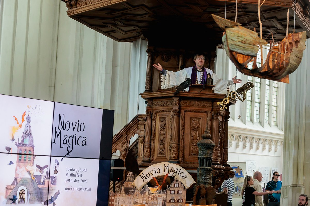 Zo begon fantasyfestival Novio Magica gister in de Stevenskerk: met een krachtige openingspreek van schrijver en ambassadeur Thomas Olde Heuvelt. Over het vieren van de verbeeldingskracht en diversiteit, om "de duistere krachten van intolerantie" te overwinnen. 📷@MarcelKrijgsman