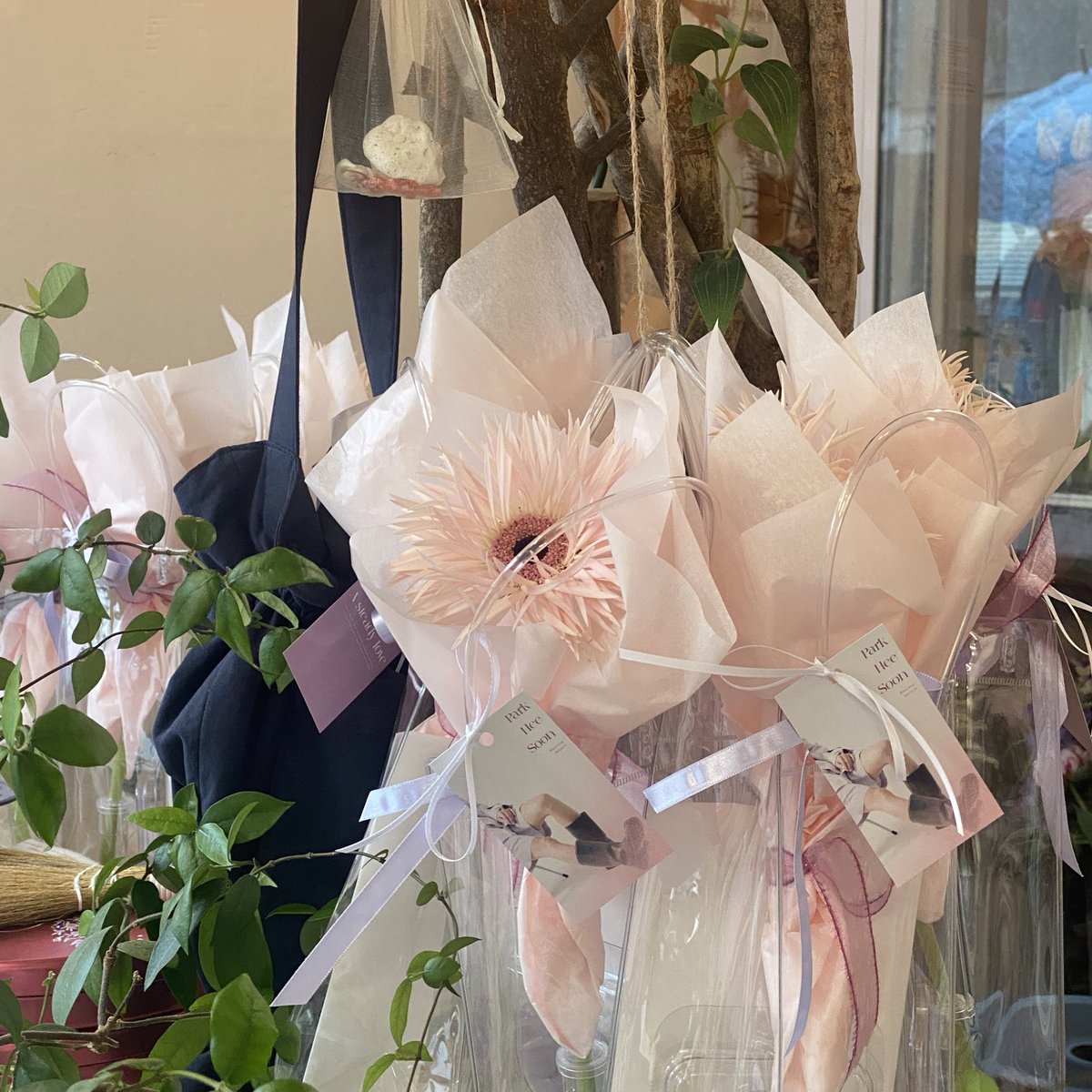 flowerhea_jina's tweet photo. 전적으로 맡겨주셨던 박희순배우님 팬이벤트 셋팅. 아이돌팬덤 못지 않으셨던 순덕분들 .. 🫶🏻 비오는 날임에도 찾아주셔서 감사했습니다. 또 뵈어요! 💗

#박희순 
#A_steady_love
#꾸준히_늘_희순이를_사랑해 https://t.co/oT2lEeMsCX