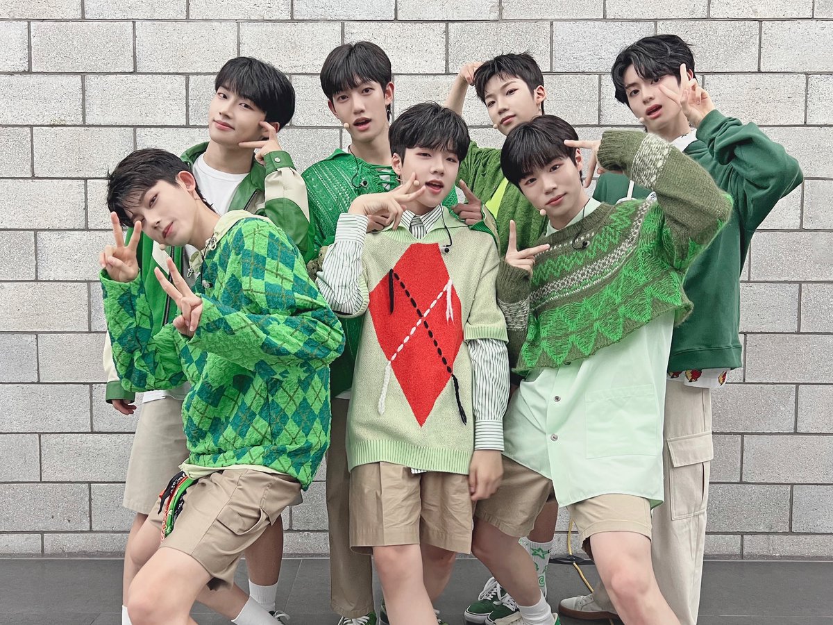 [📸] #더윈드데이 #THEWINDDAY
#더쇼 무대도 청량한 초록빛으로 물들인 더윈드였습니다!🍀

#더윈드 #THEWIND #The_Wind 
#ISLAND