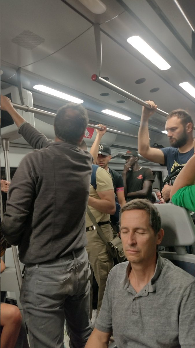 CandeG1994's tweet photo. Los trenes de Málaga dónde escucho 4 idiomas diferentes a la vez 🫨 https://t.co/ik3NcsBBdl