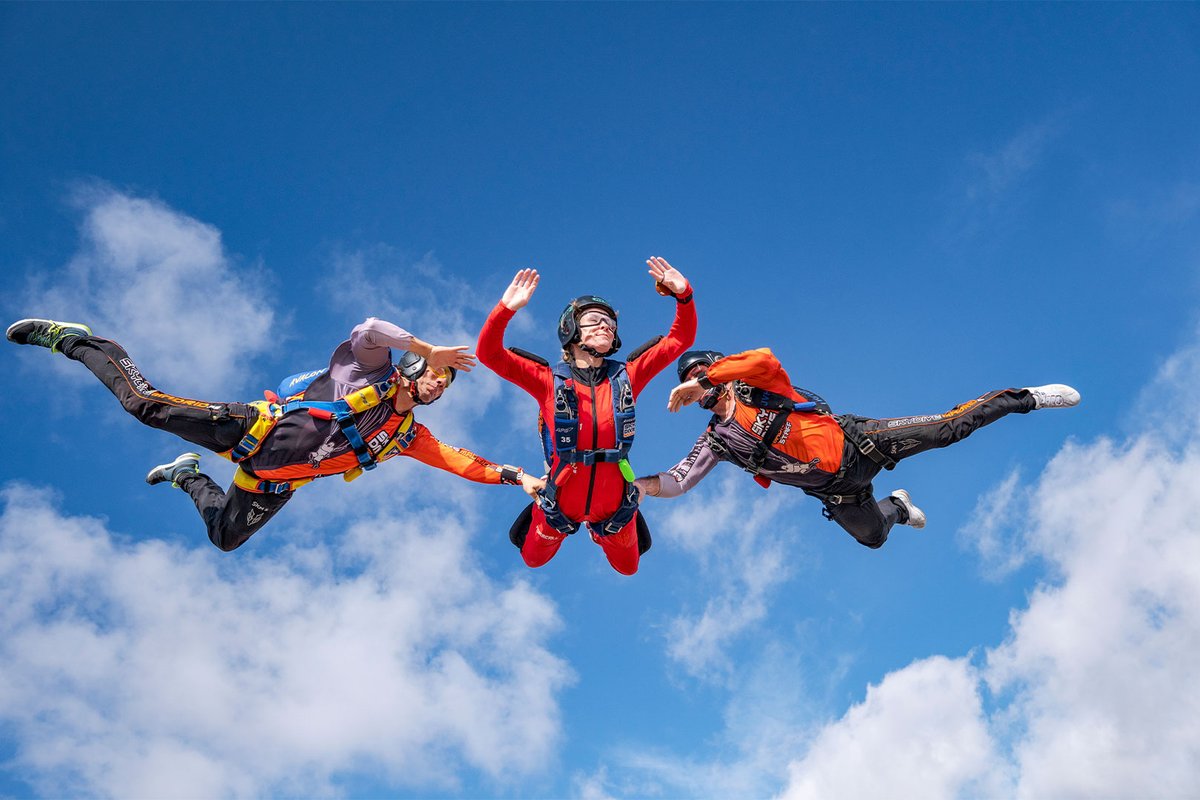skydivemadrid's tweet photo. ¿Alguna vez has considerado hacer un curso de #paracaidismo? ✈🪂

Saltar desde un avión a más de 4.000 metros de altura puede sonar increíble, pero en realidad es una actividad emocionante y gratificante que puede cambiar tu vida para siempre.

https://t.co/C3DAdGqz2D https://t.co/hqT4GDCJyN