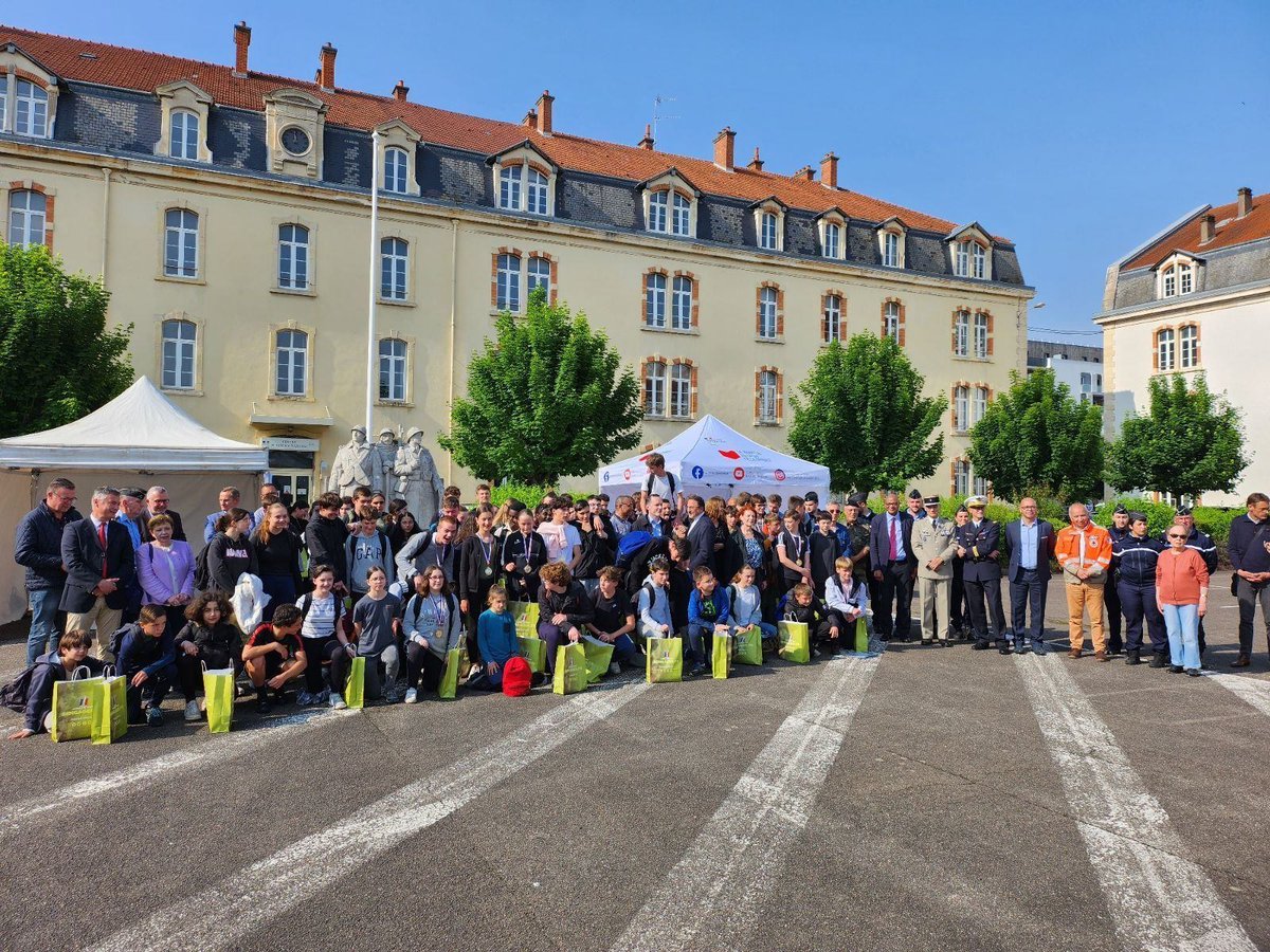 Académie de Dijon (@academiedijon) on Twitter photo Rallye défense-citoyenneté à Dijon les 22/23 mai, en présence du recteur <a href="/NNgahane/">N'GAHANE Pierre</a>. Objectif : promouvoir l’esprit de défense et l’engagement citoyen. 200 élèves de 7 établissements se sont affrontés en une amicale compétition, à travers 10 ateliers répartis dans le centre-ville. Rallye défense-citoyenneté à Dijon les 22/23 mai, en présence du recteur <a href="/NNgahane/">N'GAHANE Pierre</a>. Objectif : promouvoir l’esprit de défense et l’engagement citoyen. 200 élèves de 7 établissements se sont affrontés en une amicale compétition, à travers 10 ateliers répartis dans le centre-ville.