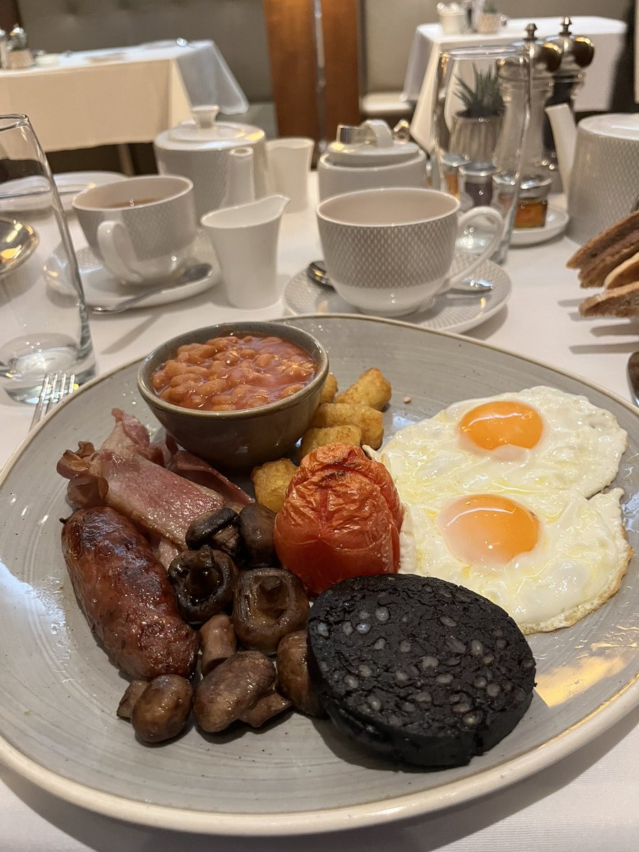 Clivewratten's tweet photo. Fantastic English breakfast in @British_Airways Concorde lounge. https://t.co/rE7hgJ8HUZ
