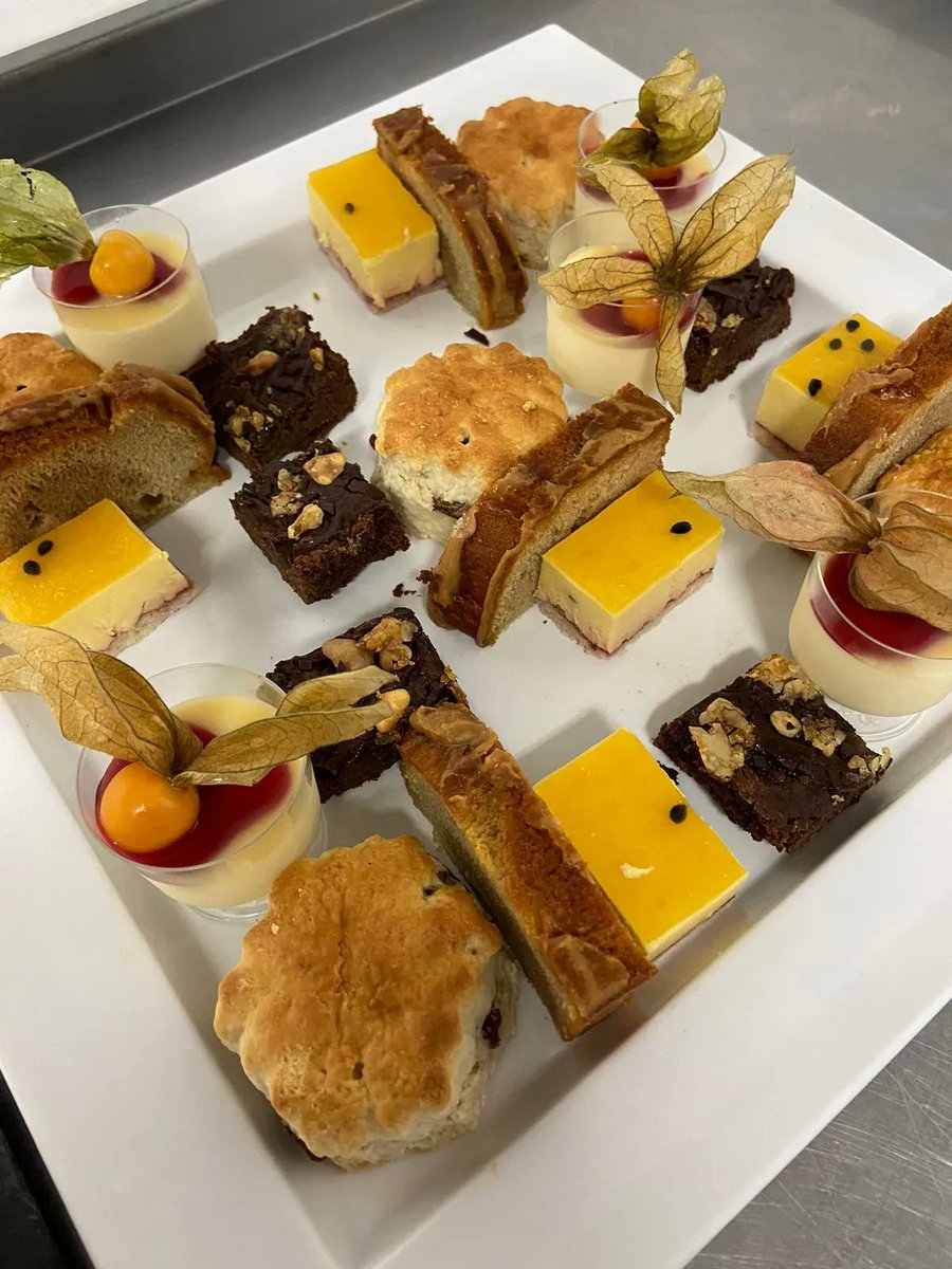 CAKES // There's one thing we know how to do exceptionally well here at the Hotel... and thats cakes. Cakes for days 🍰 Pop in to get your sugar fix and you won't leave disappointed!

#HeathCourtHotel #Cakes #CakePlatter #SharingPlatter #Newmarket #NewmarketSuffolk