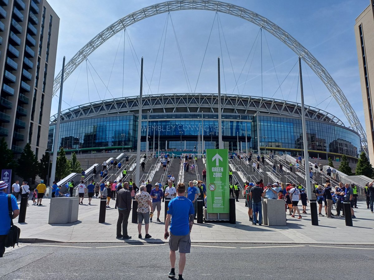 willster02's tweet photo. I'm still trying to wind down from the weekend! The whole experience was amazing....Will remember it for the rest of my life!!....big shout out to all the cars and buses giving the big COME ON!!!! as we passed them heading back up on the motoway aswel 😂😂 #cufc @officialcufc https://t.co/raOPO2goI7