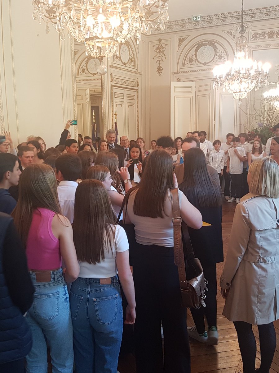 CollegeLongueau's tweet photo. Les élèves de 3e Mandela du #collegelongueau ont reçu le second prix dans la catégorie des travaux collectifs du CNRD à l'hôtel de la préfecture en présence du #préfetdelaSomme et du  #recteurdelacadémiedAmiens. Un moment fort qui termine remarquablement leur scolarité au collège https://t.co/yr4c2wdZAO
