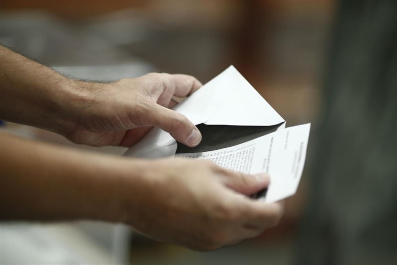interiorgob's tweet photo. 🗳️ Abierto el plazo para solicitar el voto por correo para las generales del #23J 

🔴 tras publicarse en el @boegob la convocatoria, los electores tienen hasta el 13 de julio para pedirlo

🟢la solicitud en oficinas de @Correos ha de hacerse personalmente con el DNI

#LOREG https://t.co/kS07d0eEGA