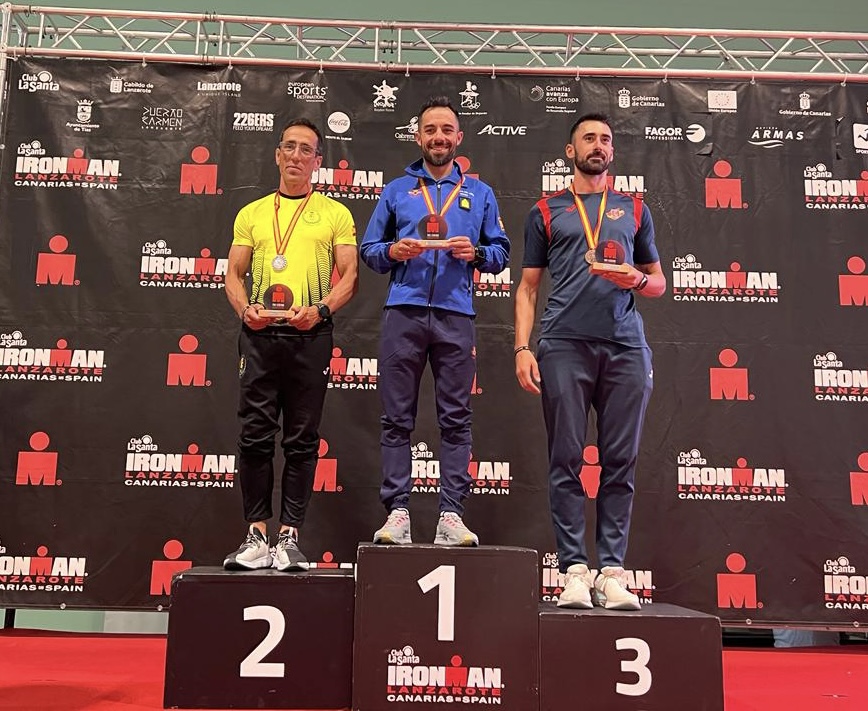 EjercitoAire's tweet image. El sargento 1º Camuñas, destinado en el #CECAF, se proclama vencedor del 1º Campeonato Nacional Militar Triatlón Larga Distancia Ironman (Titan Soldier), celebrado en Lanzarote. El sargento 1º completó la prueba en 10 horas y 2 minutos 🏃‍♂️🚴‍♂️🏊‍♂️

¡Enhorabuena! 🥇💪

#SomosElAire
