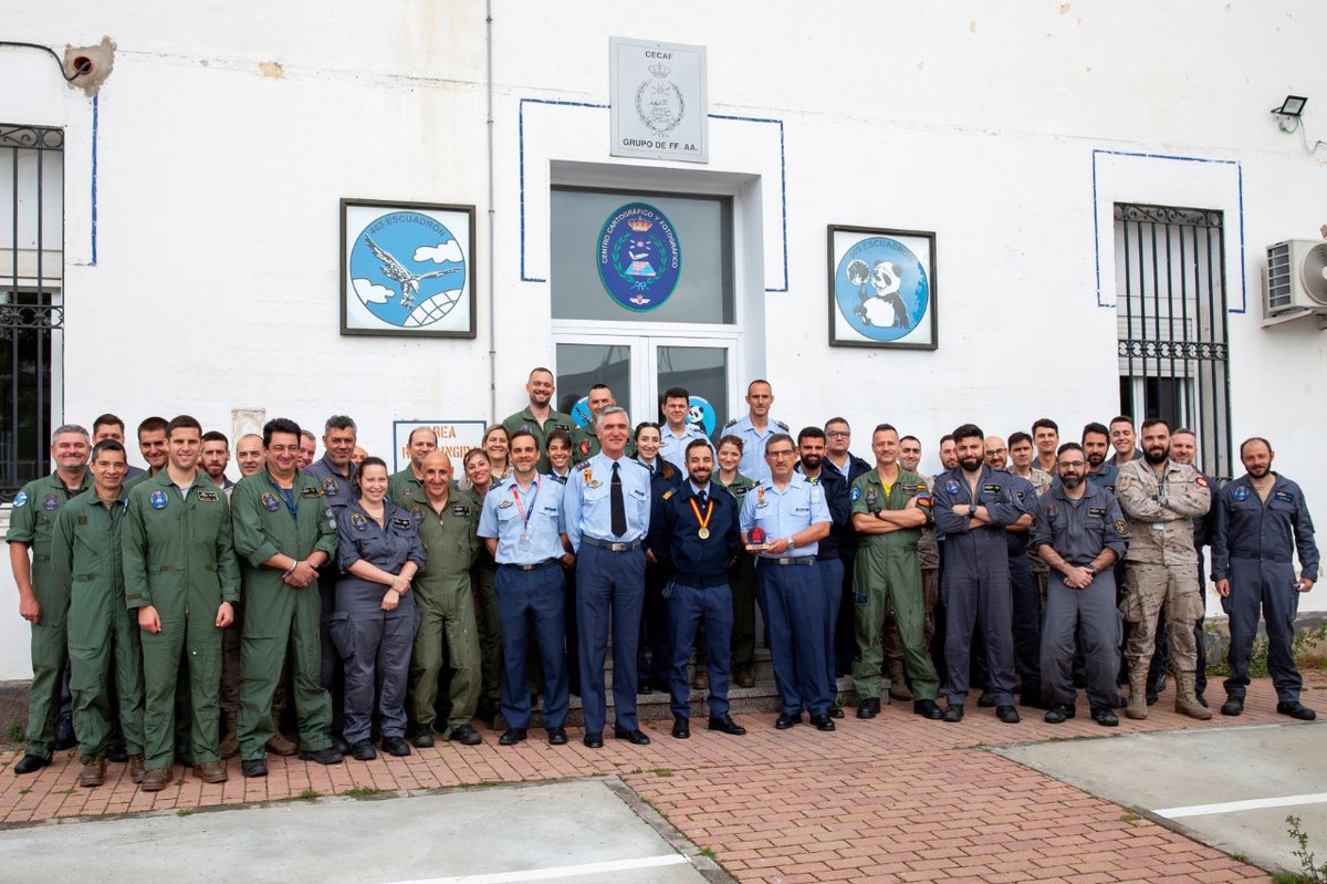 EjercitoAire's tweet image. El sargento 1º Camuñas, destinado en el #CECAF, se proclama vencedor del 1º Campeonato Nacional Militar Triatlón Larga Distancia Ironman (Titan Soldier), celebrado en Lanzarote. El sargento 1º completó la prueba en 10 horas y 2 minutos 🏃‍♂️🚴‍♂️🏊‍♂️

¡Enhorabuena! 🥇💪

#SomosElAire