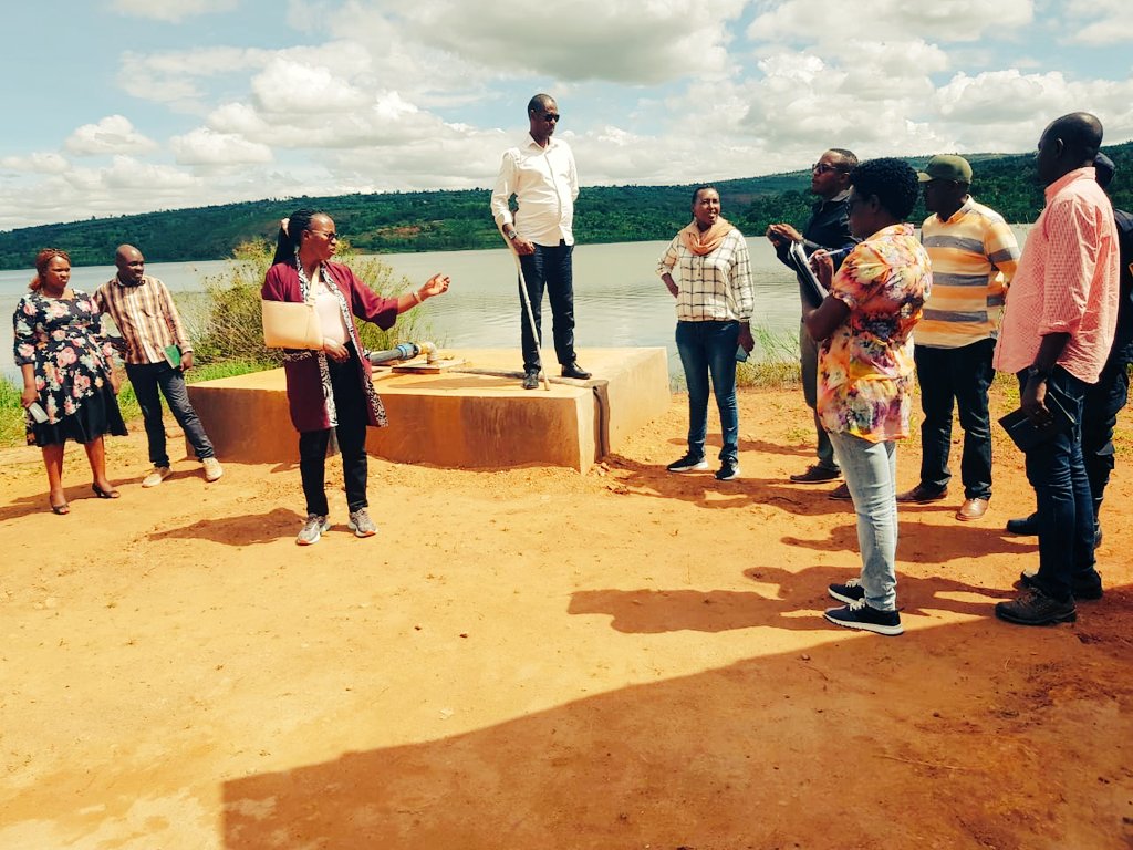 Mugeserasector1's tweet photo. Uruzinduko  rurakomeje rw' abadepite kuri Field
@Mugeserasector1 ruyobowe na Nyakubahwa Team leader #NYIRAHIRWA #Venelanda  aha ni k'uruganda rwa Yvan SHEMA 1000 Hills products  aho ari gusobanurira abadepite umushinga we. https://t.co/vwrb9nnisj