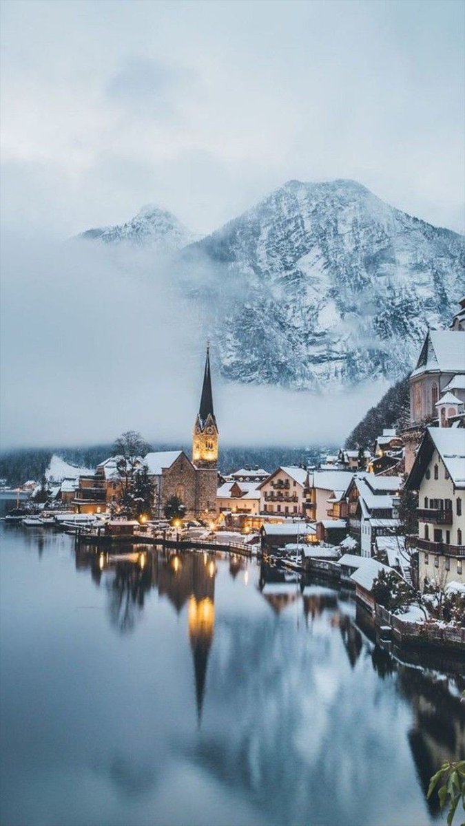 HALLSTATT/ AVUSTURYA
Dost acı söylermiş Viyanayı geçen; Avusturya'nın yeni gözdesi Hallstatt.Alp Dağları'nın kuşattığı Hallstätte Gölü'nün kıyısına kurulan şehir, germanik dağ evleri ve manzaralarıyla 'Gel bana' diyor. Zamanı yavaşlatıp, biraz kafa dinlemek için biçilmiş kaftan