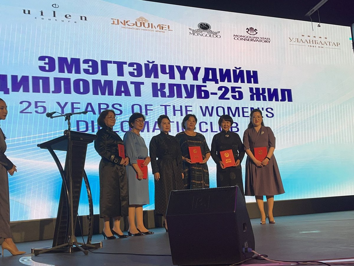 Strong, amazing women being recognized for their service!👏🏻