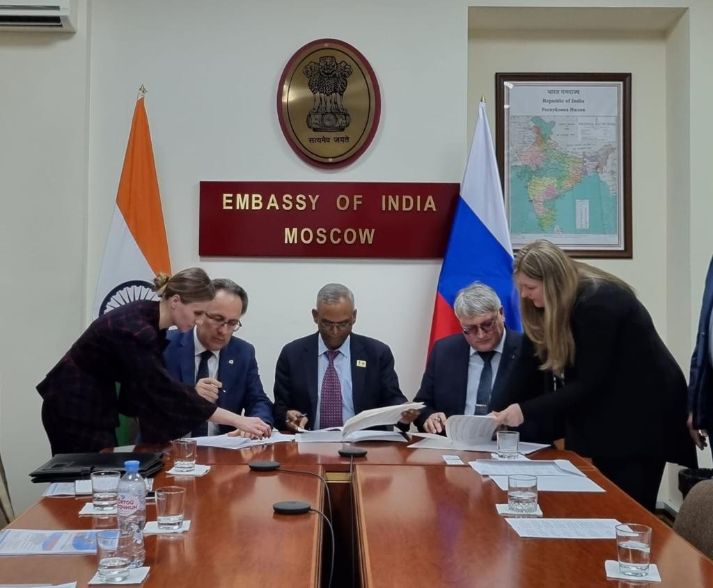 CIMFR_CSIR's tweet photo. Visit of high level delegation from India, led by Dr. N. Kalaiselvi, DG @CSIR_IND to Russia and Belarus during May 22-26, 2023.Director, CSIR-CIMFR signed an MOU with IACP FEB RAS and KhFRC for collaboration on setting up of a "Centre for Excellence in Intelligent Mining Systems" https://t.co/8abobRsjL1