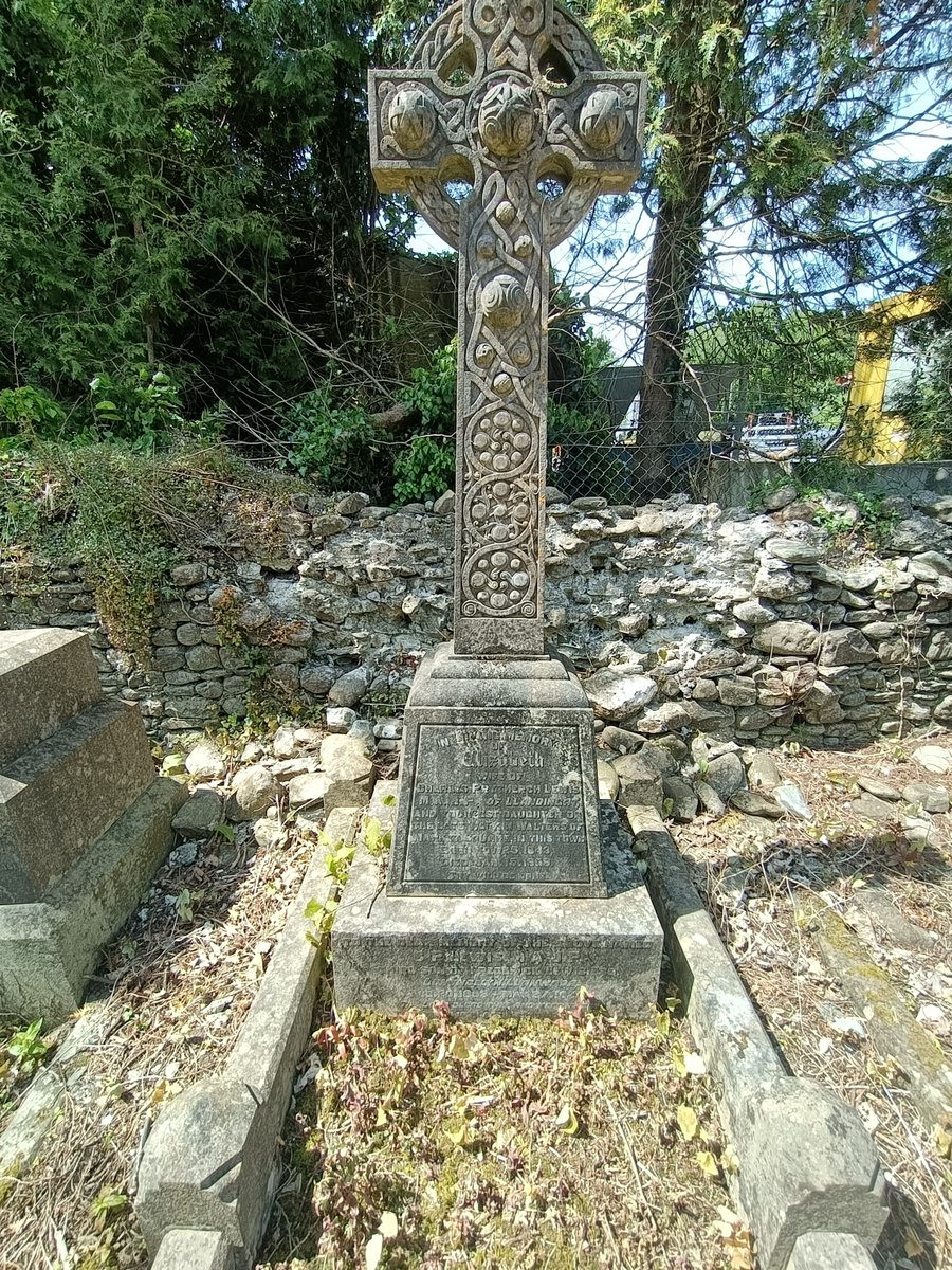 Charles Prytherch Lewis died 27 May 1923. Sadly, grave long forgotten in Llandingat churchyard and not in best condition for a very famous sportsman. Could do with a tidy up a century after his death and year Llandovery became champions.

#YmlaenyPorthmyn 🔴⚪️ 🟢 🏉🏏