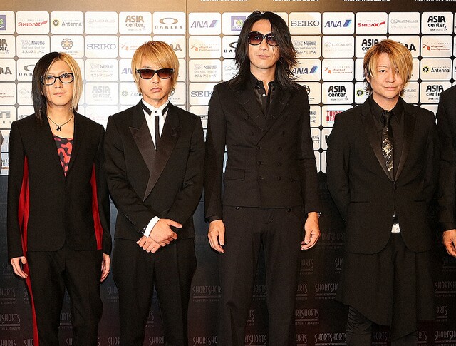 livedoornews's tweet photo. 【公式HPで言及】GLAY、一部ファンの追っかけ・待ち伏せ行為に注意喚起
https://t.co/PoNuTQmQ5W

地方移動の際、駅や空港で同様の行為が見受けられるとし、「予期せぬトラブルや怪我に繋がる危険行為です。絶対にお止めくださいますようお願いいたします」などと呼びかけた。 https://t.co/LdGgw1tfuQ