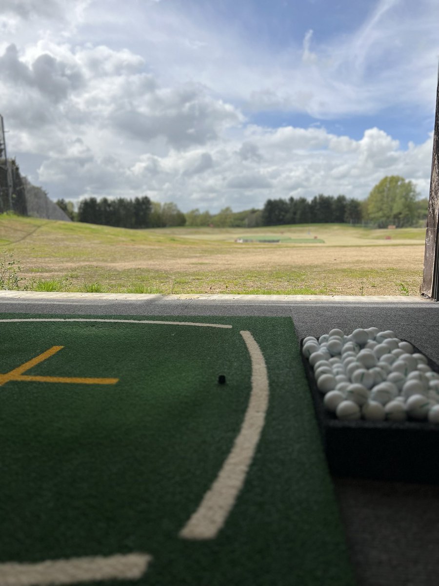 LeeHayward9's tweet image. During the ☀️it’s very easy to neglect the swing practice…. If you can try and find a balance and keep in the groove players🤙🏽you will certainly see the benefits. The range @broomemanorgolf is open till 9.30pm, so always time to grind 💪🏼🏌️‍♀️🏌🏼‍♂️ 
#rangetime #swingpractice