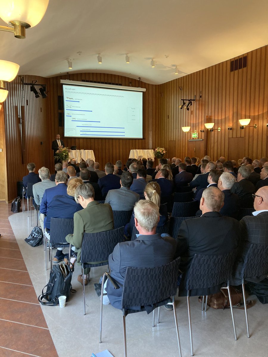 SamuelssonP's tweet photo. Idag på fördjupningsseminarium Armé organiserat av @SOFF_SE, #FMV och
@Forsvarsmakten som behandlar pågående och kommande materielprojekt. Här FMV:s @Jopak67 som presenterar erfarenheter och tankegångar kring UAV. #paffd https://t.co/BQX2DYZDph