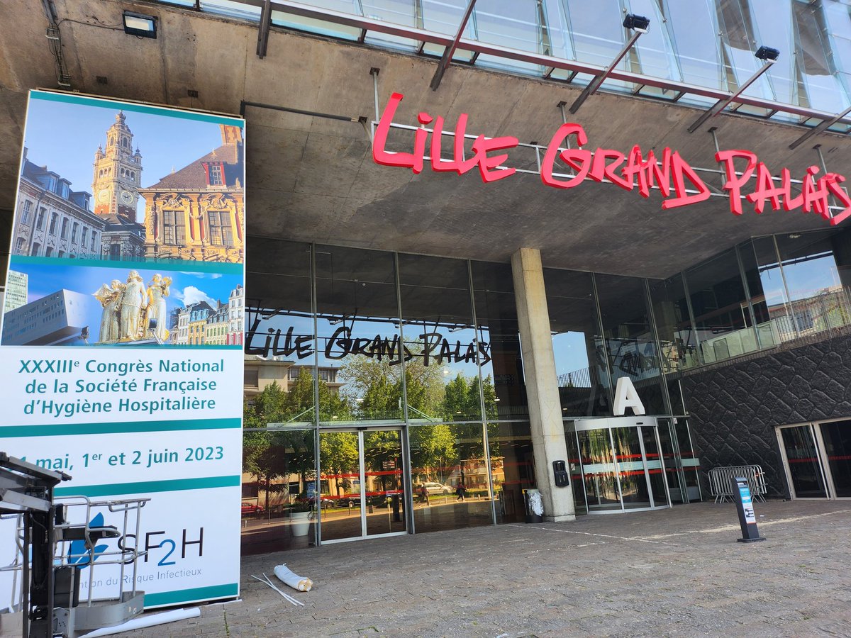 La palais des congrès de Lille se pare des couleurs de <a href="/LaSF2H/">SF2H</a>. Les préparatifs sont intenses dehors et dedans pour que tout soit prêt demain matin 🙂 #SF2H2023