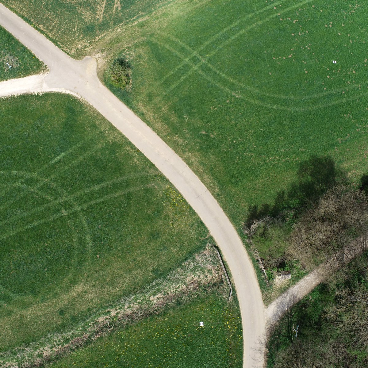 topodat's tweet image. Ein #Passpunkt oder #GroundControlPoint (#GCP) ist ein markanter Punkt auf der Erdoberfläche. GCPs ermöglichen die Korrektur von Verzerrungen und Fehler &amp;amp; verbessern die Genauigkeit und die Verortung der Drohnenbilder, was zu Ergebnissen mit Genauigkeiten im cm-Bereich führt.