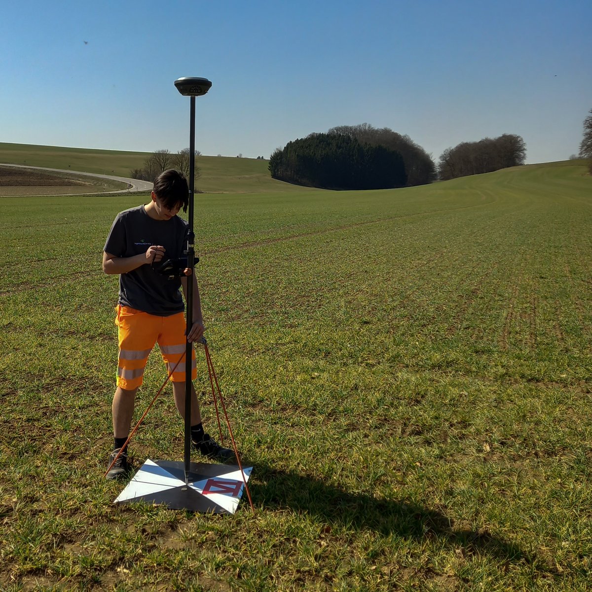 topodat's tweet image. Ein #Passpunkt oder #GroundControlPoint (#GCP) ist ein markanter Punkt auf der Erdoberfläche. GCPs ermöglichen die Korrektur von Verzerrungen und Fehler &amp;amp; verbessern die Genauigkeit und die Verortung der Drohnenbilder, was zu Ergebnissen mit Genauigkeiten im cm-Bereich führt.