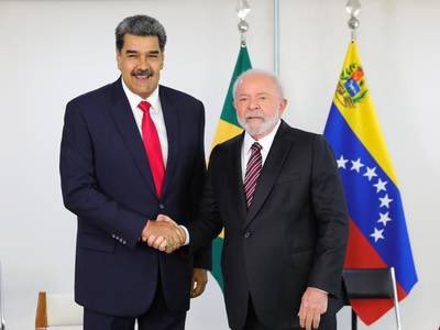 Lamentable que un hombre de la talla de <a href="/LulaOficial/">Lula</a>, reciba a <a href="/NicolasMaduro/">Nicolás Maduro</a> hablando de prejuicios contra #Venezuela, y omita los miles de encarcelamientos, torturas, asesinatos de estado y el éxodo de más de 7 millones de venezolanos por cuenta del régimen dictatorial de este.