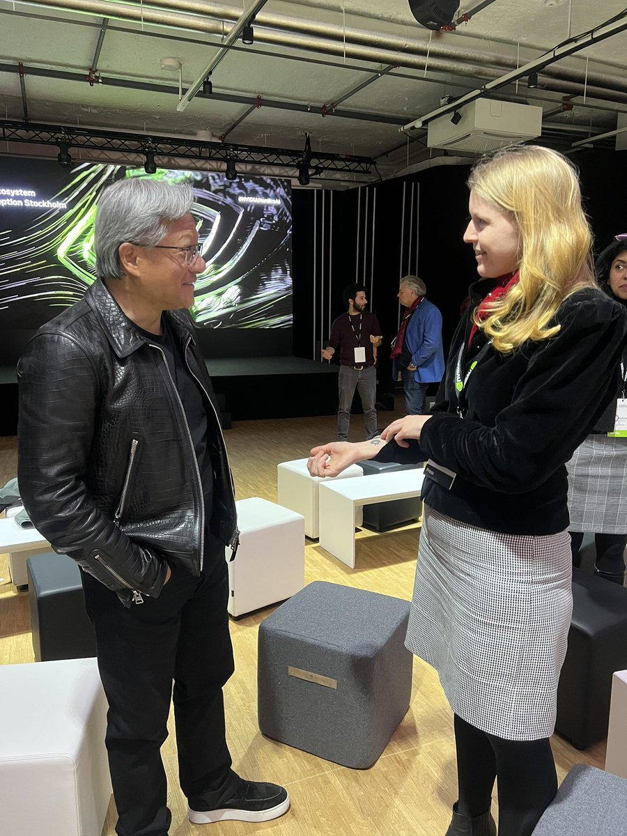 #Nvidia nära 1 biljon dollar i börsvärde och har därmed passerat bland annat #meta och <a href="/Tesla/">Tesla</a> ! Extra kul att därför ha träffat Jensen Huang tidigare i år!
Här snackar vi om våra respektive datorlogotyp-tatueringar. Foto: <a href="/TranPatrik/">Patrik Liu Tran</a> 

di.se/digital/nvidia…