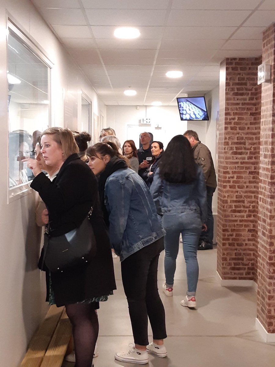 ClubEmeraudEnt's tweet image. 🍰 VISITE CRAQUELINS DE SAINT-MALO 🍰

Une trentaine d’adhérents ont eu l’occasion de visiter Les Craquelins de Saint-Malo. Régis Boiron a guidé le groupe à travers les différentes installations.

#VisiteEntreprise #emeraudeentreprises #industrie #craquelins #saintmalo