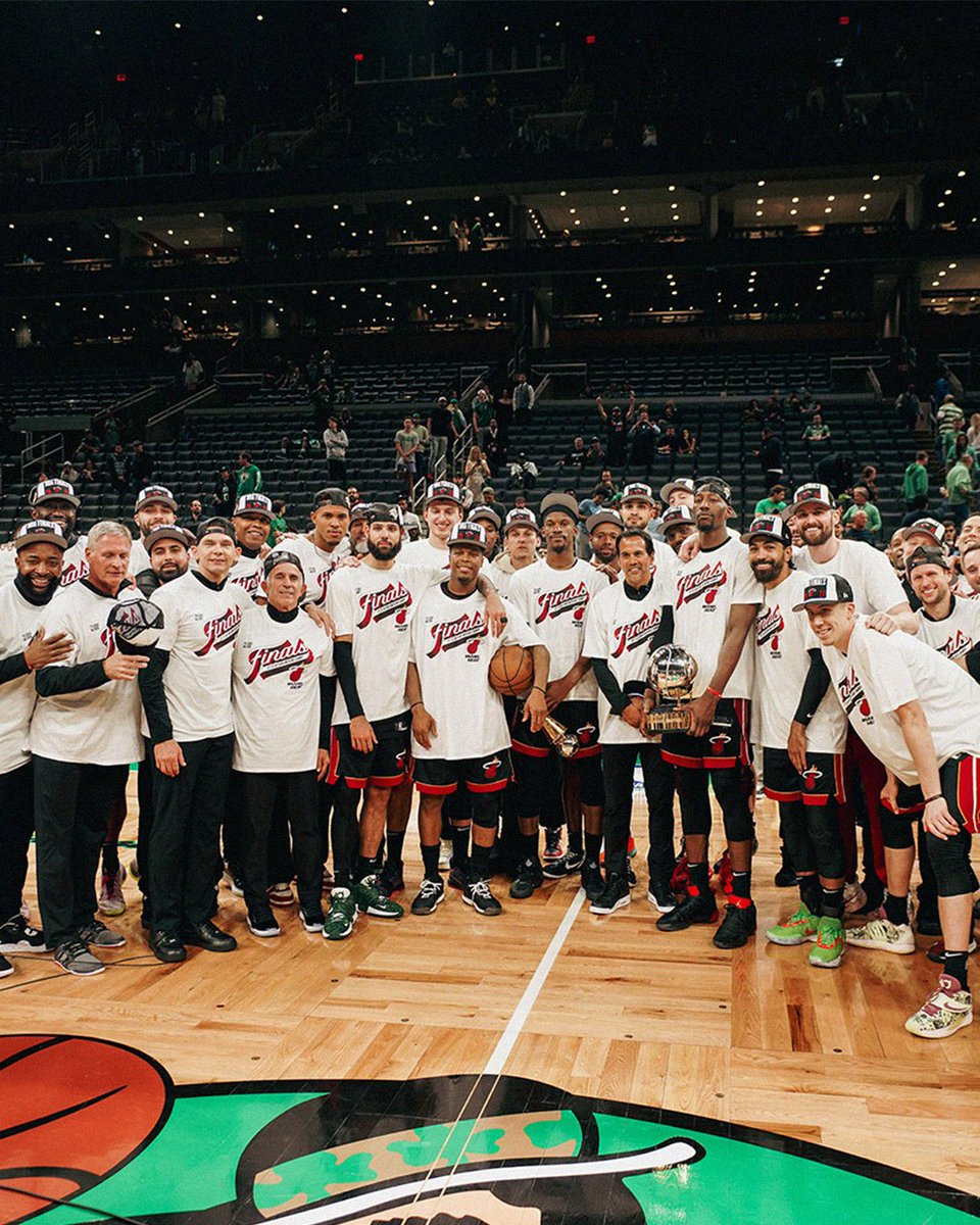 viewsfrance's tweet photo. Champion de la conférence Est en étant 8ᵉ de la saison régulière.

Le Miami Heat a réalisé un exploit que seuls les Knicks en 1999 avaient réussi auparavant 🏆 https://t.co/o0Urar8TBE