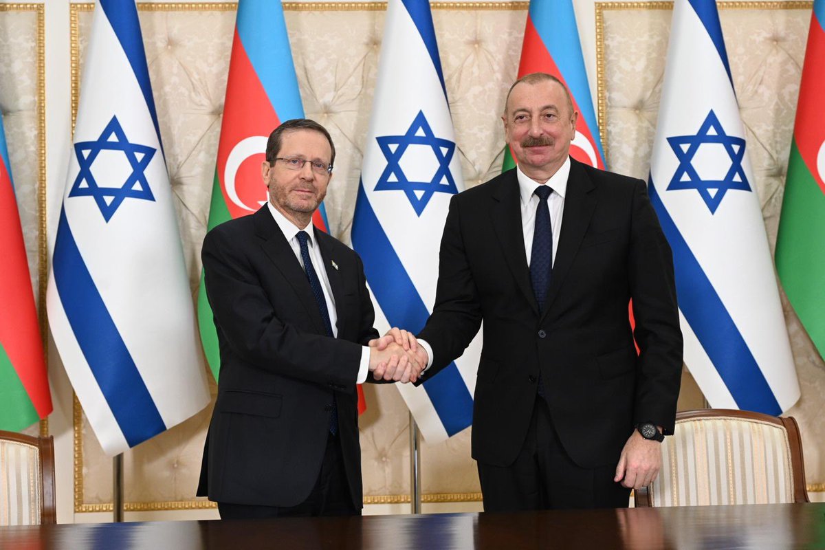 Isaac_Herzog's tweet photo. Dostum, Azərbaycan prezidenti İlham Əliyevə @presidentaz, İsrailin əsl dostuna öz iqamətgahında səmimi qarşılamaya görə təşəkkür edirəm. İsrail Azərbaycana mühüm strateji tərəfdaş və regional sabitliyin mənbəyi kimi baxır. 🇮🇱🤝🇦🇿 https://t.co/i2e5tz4QP7