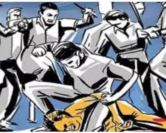 बर्बरता: बाबूगढ़ हापुड़ क्षेत्र के गांव रसूलपुर में पंचायत सहायक के मुंह में कपड़ा ठूंसकर पिटाई पंचायत सहायक आकाश  की पंचायत भवन से जंगल में ले जाकर प्रधान सहित 5 लोगो ने  मुंह में कपड़ा ठूंसकर लाठी- डंडों से पिटाई की इतना ही नहीं उस पर पेट्रोल डालकर जलाने का भी प्रयास किया 😡😡