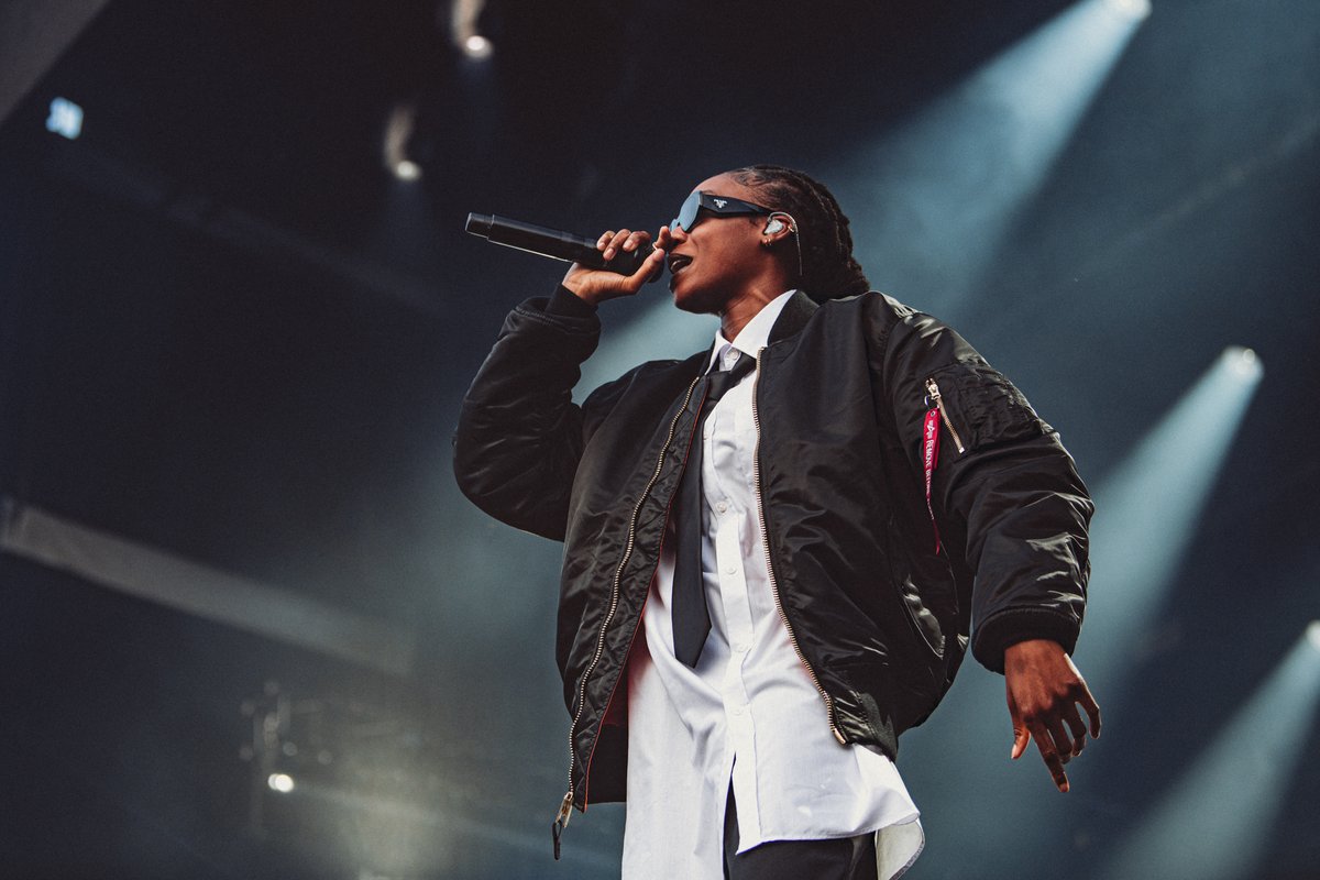 . <a href="/LittleSimz/">Little Simz</a> set the tone for a beautiful Sunday evening. From start to finish, she showed her undeniable talent.