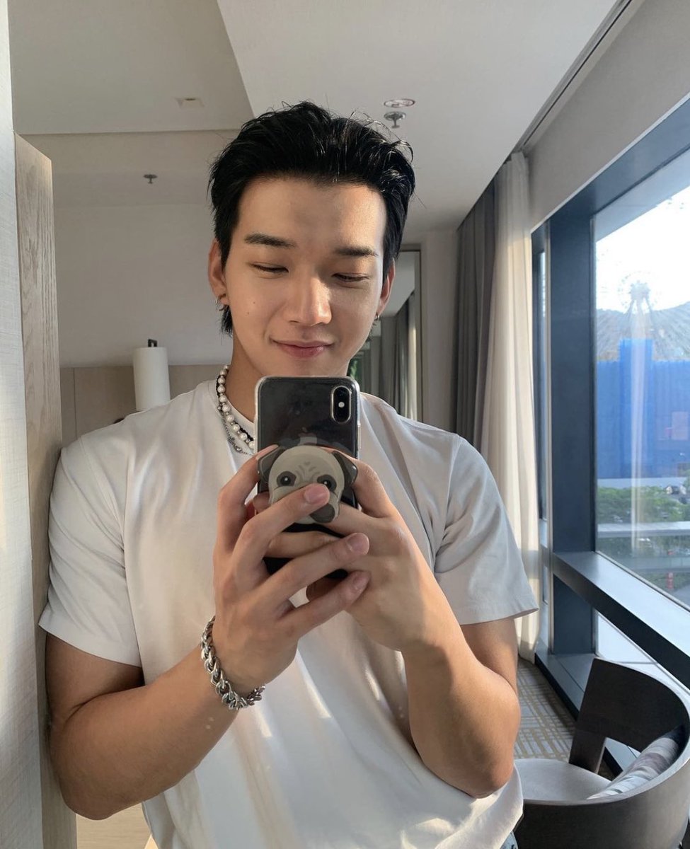 밍준이 좋아하는 마음은 단 한 순간도 변한 적이 없어요 단지 많이 바쁠 뿐 🥺 언제까지 좋아할지는 모르겠어요 마음에 유효기간을 두지는 않아서... 끝나가는 오월도 다가오는 육월도 파이팅해요 여러분도 밍준이도!