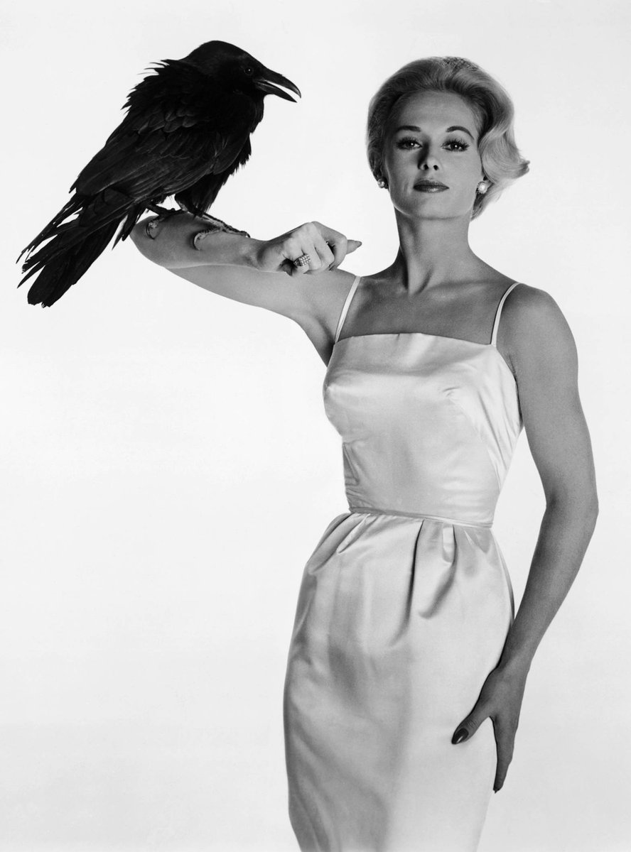 RT @Nelgorgo88: Tippi Hedren and her raven have apocalyptic rizz.

That's it, that's the tweet. https://t.co/kp66QlIHhM