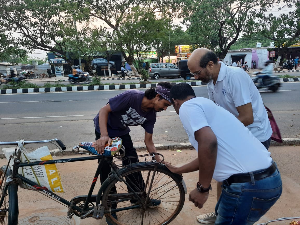 OdishaCalling's tweet photo. #StaySeen #StaySafe! 
#RetroRefleciveTapes will reduce the preventable crash.
🚲🚲🚴‍♂️ 🚲🚴‍♂️🚵‍♂️🚲
@OdishaCalling 
@STAOdisha @CTOdisha @ushapadhee1996 @rto_cuttack @rto_bbsr2 @RtoBbsr_I @DCT_CentralZone @UN_RSF @RoadSafetyNGOs @MORTHRoadSafety @DMKhordha. https://t.co/WUtlaKjW12