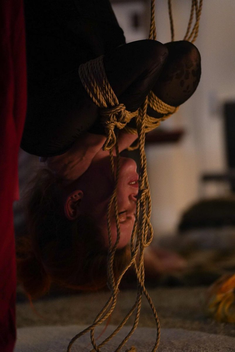 Dank @ArtofHojojitsu und seiner Kamera mit dem passenden Augen_blick konnte gestrige Geburtagsfesselei bei <a href="/AtrimNamor/">Atrim Namor</a> eingefangen werden
Das "Fledermäuschen" : <a href="/HappaVon/">HaPPa von Kruemel </a> 

Der böse alte Vampir
Meinereiner