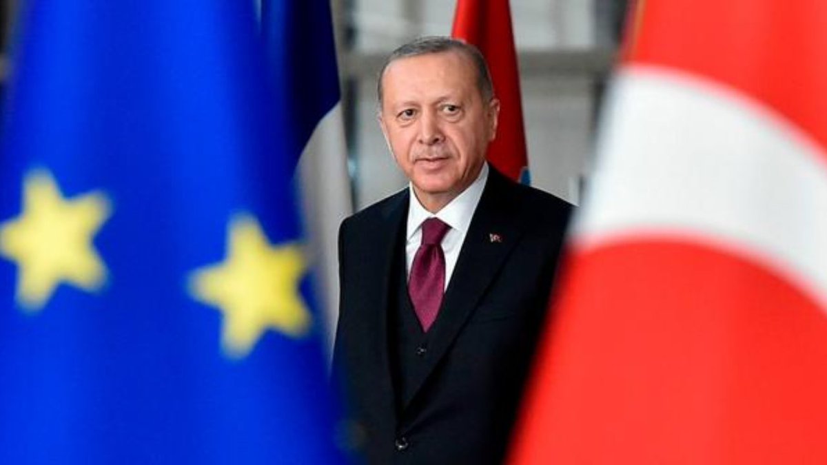 Daily Telegraph:

'Erdoğan’ın iktidarda kalmasıyla Avrupa rahat bir nefes aldı. 

Avrupa, 2015 sığınmacı krizinde Suriyeli sığınmacıları ülkesinde tutması için Erdoğan’a büyük meblağlar ödemekten kaçınmadı. Türkiye ayrıca daha fazla nakit karşılığında Akdeniz'den yasadışı geçiş…