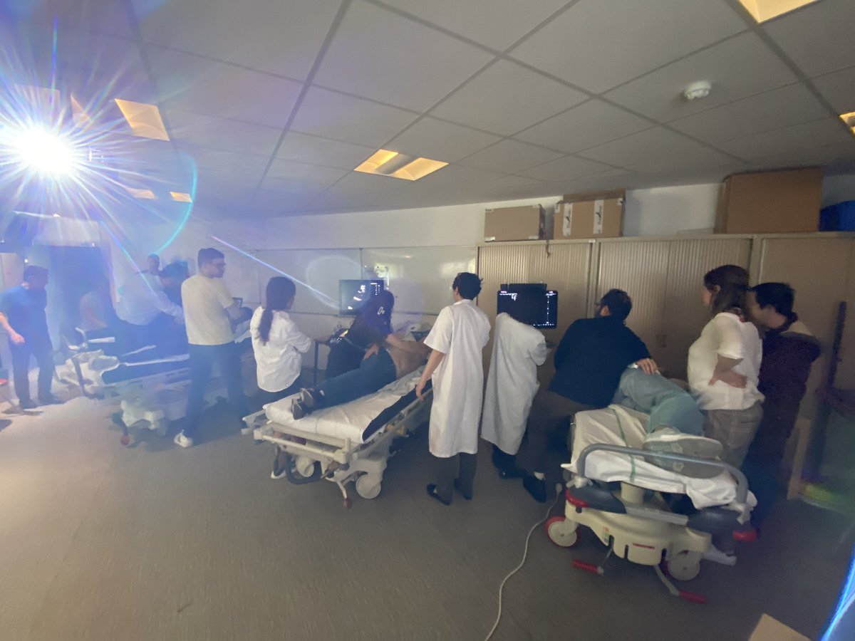 maxgau1's tweet image. C’est parti pour 2 journées de formation à l’échographie au SAU SMUR @CHSimoneVeil 

Des apprenants variés (externe, internes, étudiant IPA mention U, praticiens dont des étudiants du DU BECPAU)

Ça bosse fort dans la bonne humeur 🤩
Vive l’échographie clinique 🔥