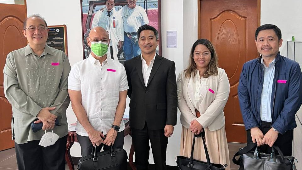 edcom2ph's tweet image. Bumisita si #EDCOM 2 Standing Committee member
@JRUniversity_Ph President Dr. Vicente Fabella sa opisina ng EDCOM 2. Kasama niya si Philippine Women&apos;s College Chancellor Prof. Vicente Antonio V. Pijano III, Cocopea Ph Chairperson Engr. Bernard Villamor, and Atty. KC Manaog.