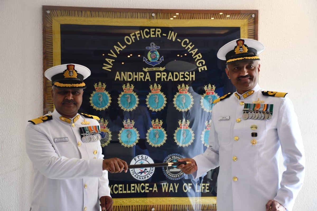 IN_HQENC's tweet image. #ChangeOfCommand
Cmde Rajneesh Sharma took over as Naval Officer-in-Charge, #AndhraPradesh from Cmde M Goverdhan Raju, NM at a Ceremonial Divisions held at Naval Base, #Visakhapatnam today.
 @indiannavy @IndiannavyMedia @PRO_Vizag @pibvijayawada