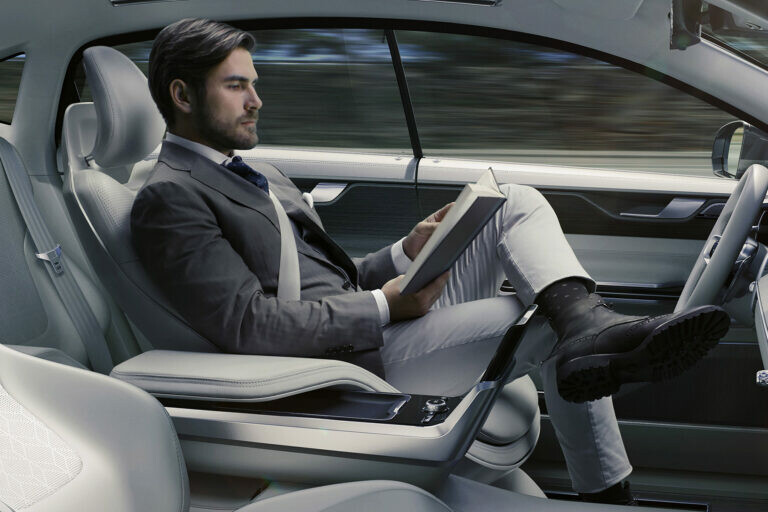 JaouenAuto's tweet image. Parallèlement à la voiture électrique, la recherche et le développement menant peu à peu vers la conduite autonome est aujourd’hui l’un des axes de travail de nombreux constructeurs ! 🚘 mon.infolien.link/r/addyboz