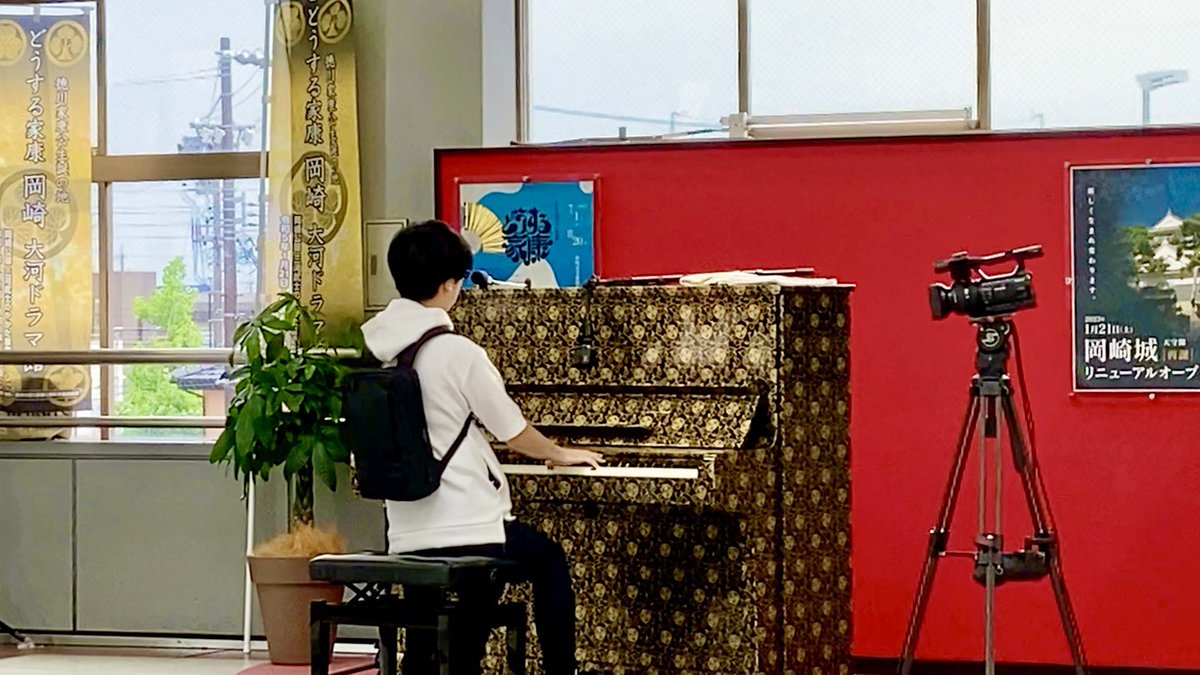 姫「今日は岡崎駅のピアノ、とても賑わっているわねー」

殿「NHK街角ピアノの収録をしておるのじゃ」