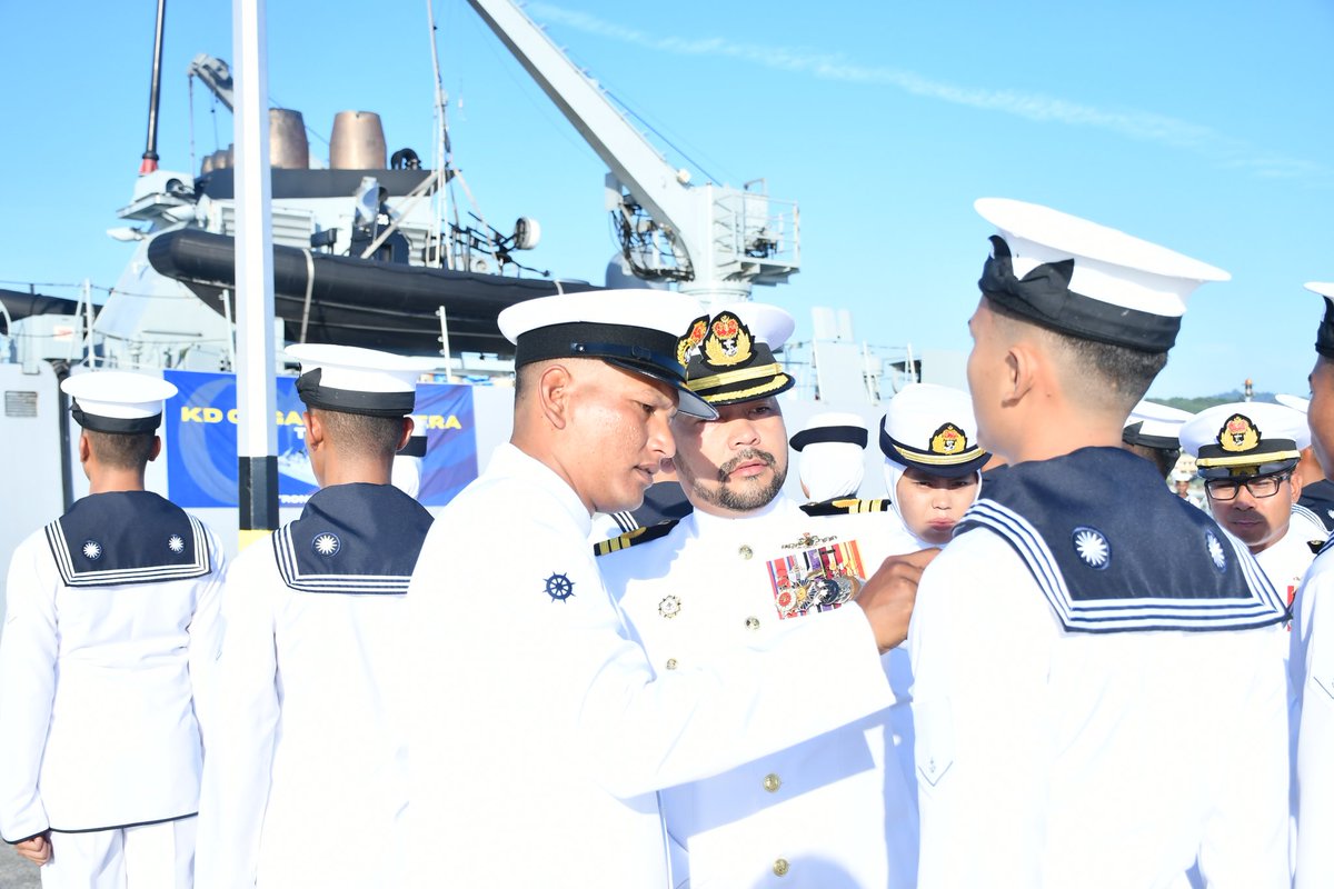 “The strength of the team is each individual member. The strength of each member is the team.” – Phil Jackson.

Salah satu aktiviti dalam membentuk disiplin diri dan kerjasama sepasukan. Perbarisan Pegawai Memerintah KD GAGAH SAMUDERA telah berlangsung dengan jayanya.