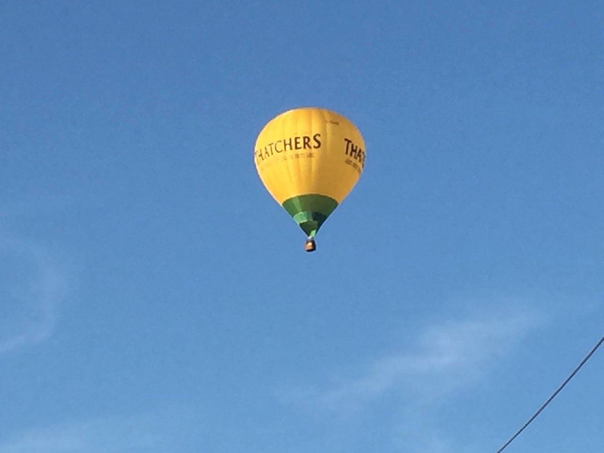 As the days get longer, we're starting to see more of these flying overhead! Join us for some #summerglamping and you may be able to book a #balloonflight for during your stay. #somerset #wells #glastonbury #frome #tuesdaymemories @thatchers_cider