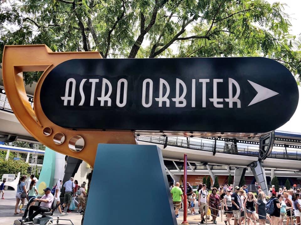 AMSTechGuy's tweet photo. Happy Tuesday! Have a safe and positive day everyone. #WaltDisneyWorld #MagicKingdom #AstroOrbiter 🚀 ✨ 🌚 https://t.co/Tm1jcfw4yT