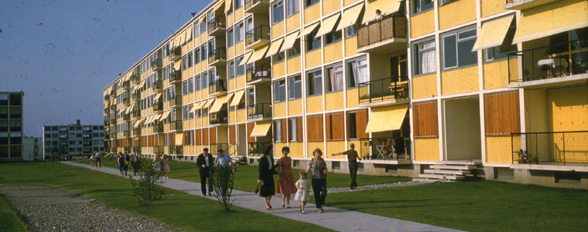 Memoire2cite's tweet photo. Marly-le-Roi les Grandes-Terres constr 1952-60  de l' architecte Marcel LODS le 1er ensemble immobilier de copropriété d'Europe de cette envergure qui a précédé celui de #Parly2. Les Grandes-Terres avec également un mini centre commercial à l'Américaine pour l'époque https://t.co/K7w0fgsJ97